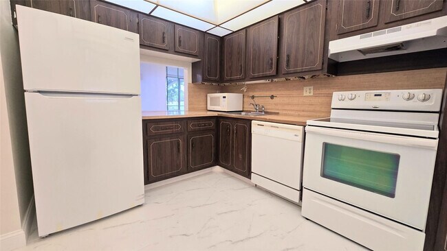 Building Photo - 8421 Lagos De Campo Blvd