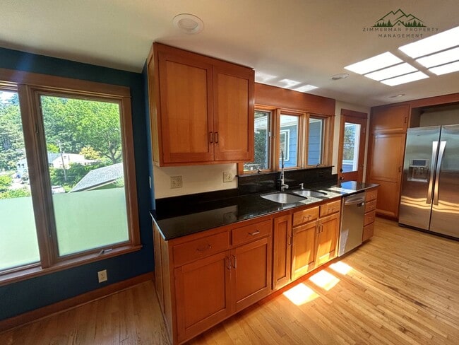 Building Photo - 320 Sunset Dr