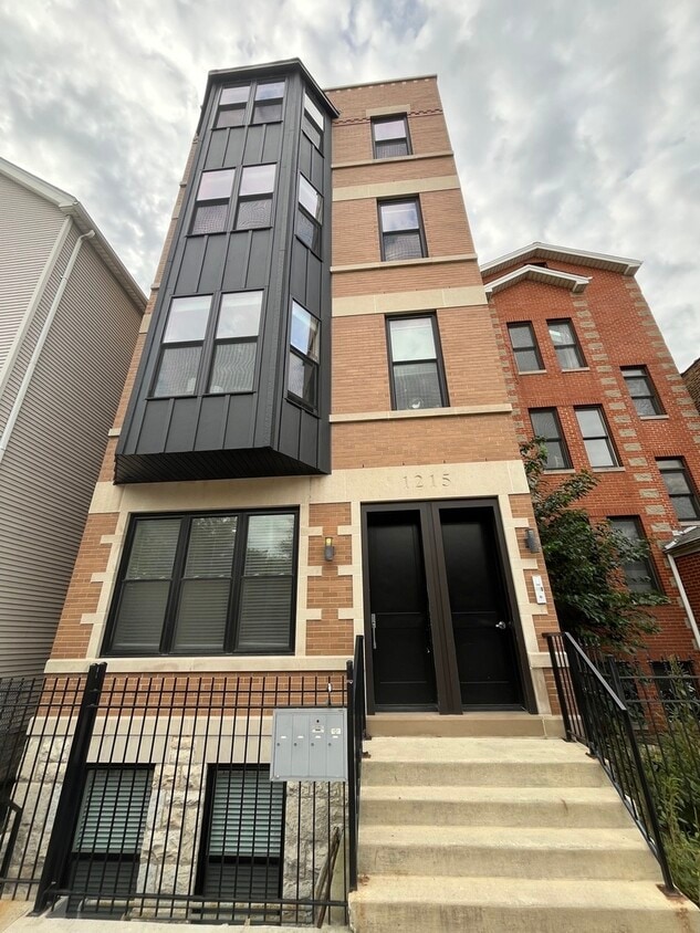 Primary Photo - 1215 W Erie St