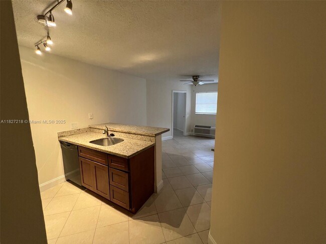 Foto del edificio - 4581 W McNab Rd