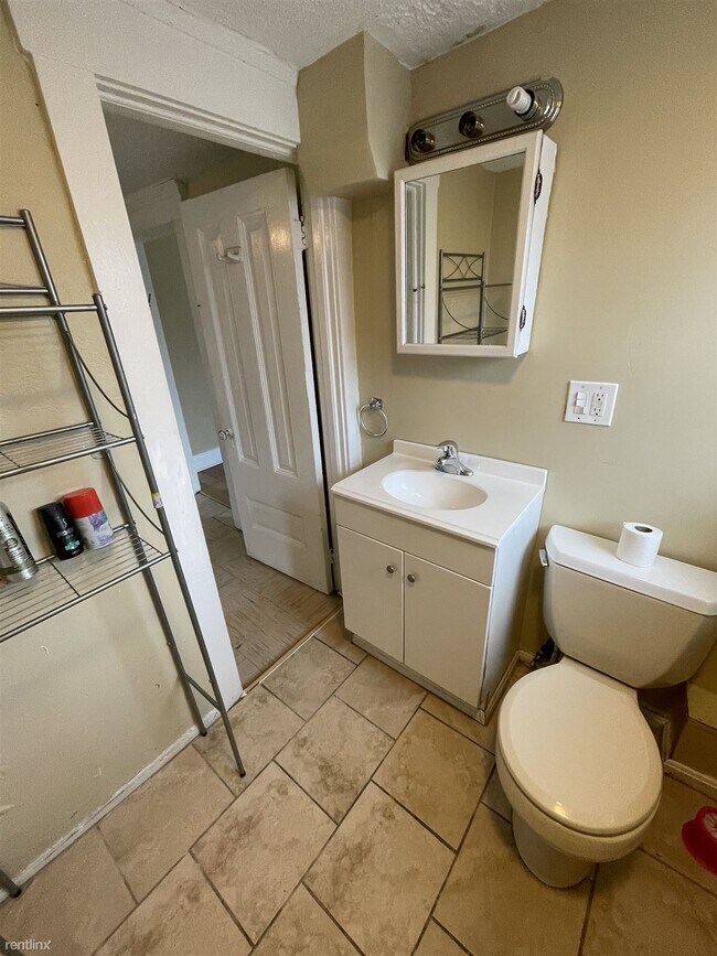 Building Photo - 2 br, 1 bath Duplex - 7111 Elton Avenue 2