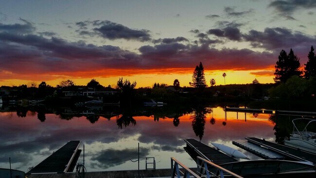 Building Photo - 925 Marina Dr