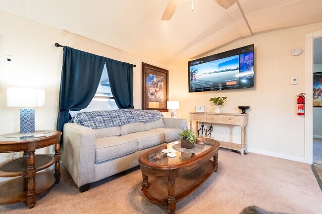 Foto del edificio - 1 Bedroom/Bath with Included Movie Room - Fully Furnished