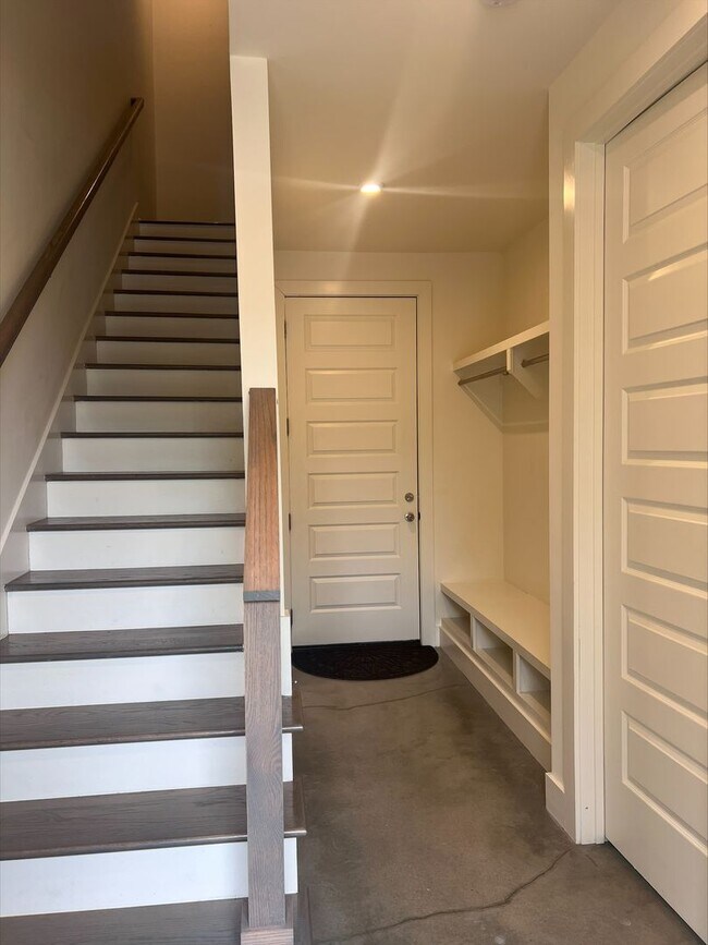 Building Photo - Amazing Location in Charlotte Park