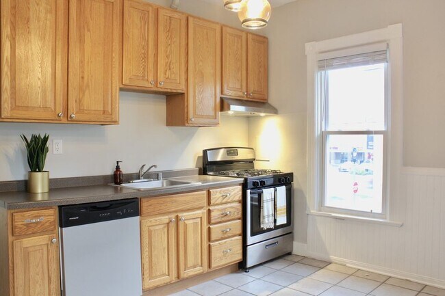 Foto del edificio - 2401 N Frederick Ave