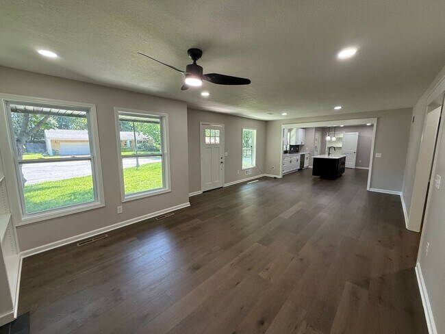 Foto del edificio - Fully Renovated 3 Bed / 2.5 Bath Main-Level Residence in Westwood with Attached Garage and Utilit...