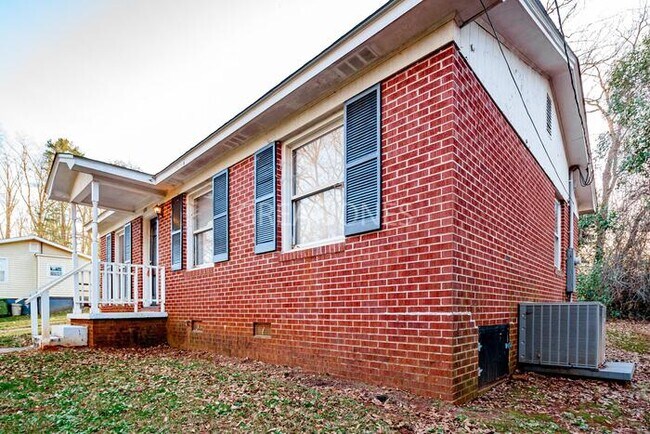 Building Photo - 130 Wilford St