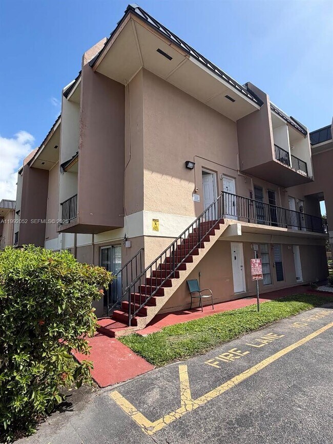 Building Photo - 3901 SW 109th Ave