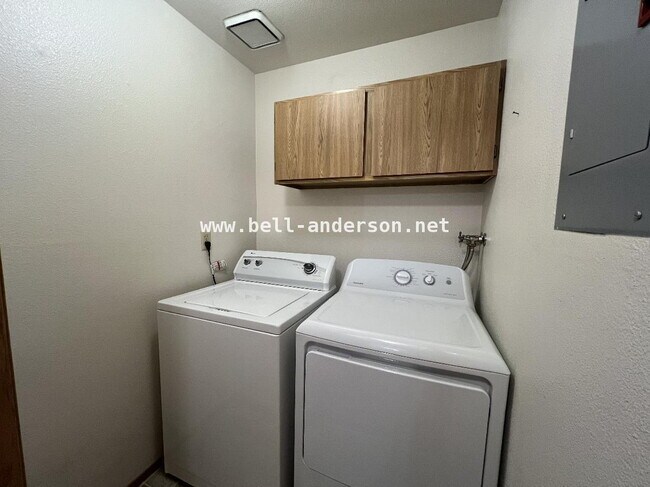Building Photo - Auburn Retreat with Fireplace Condo Available!