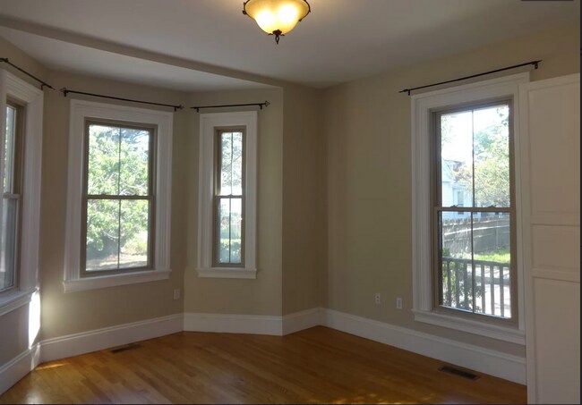 Foto del edificio - 2 Bedroom Victorian inspired Condo Unit wi...