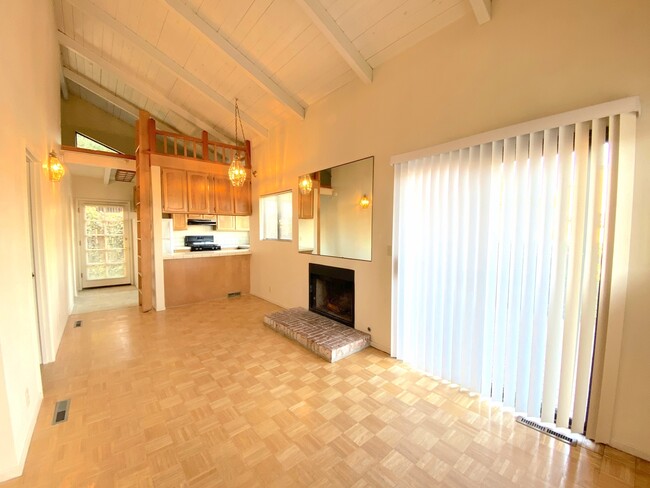 Foto del edificio - One Bedroom Home in New Monterey with Ocea...