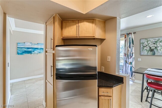 Building Photo - 220 E Flamingo Rd