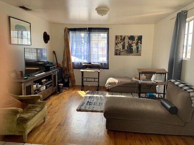 livingroom - 5025 Klump Ave