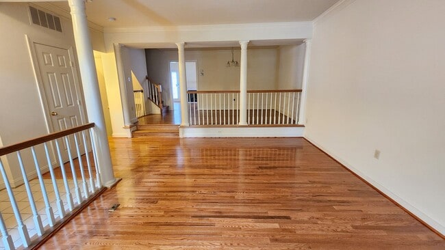 Building Photo - Spacious Townhome in Kingstowne