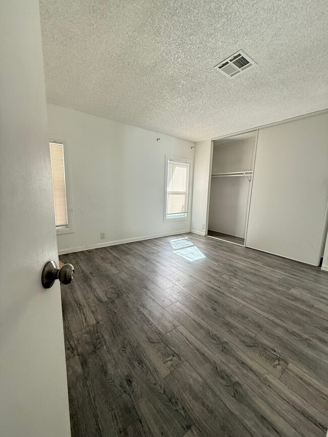 Foto del edificio - 24425 Woolsey Canyon Rd