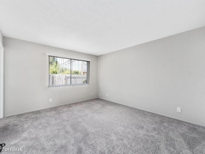 Primary Photo - 3 br, 2 bath Apartment - 911 Henderson Ave
