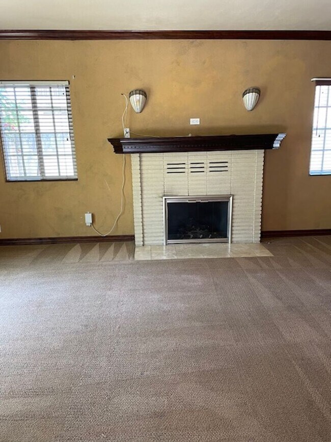 Building Photo - Charming 2 Bed/1 Bath Unit A Home Down The...