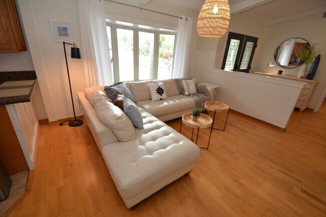 Foto del edificio - Salt Water Canal Pool Home Fully furnished