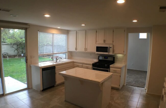 Foto del edificio - 4BR/3BA in Desirable Vail Ranch – Fireplace, Lofty Primary Suite & 3-Car Garage