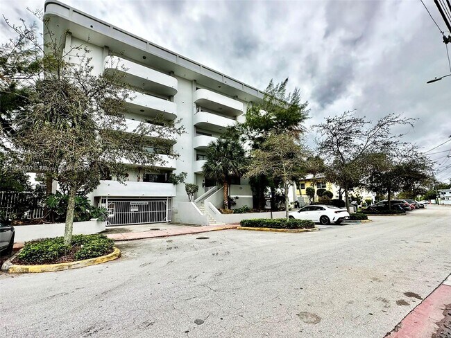 Building Photo - 130 S Shore Dr