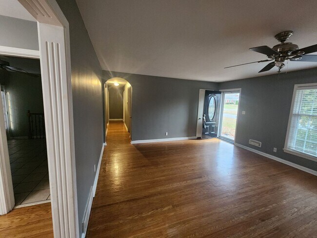 Foto del edificio - Gorgeous home with 4 bedrooms, 2 full bath...