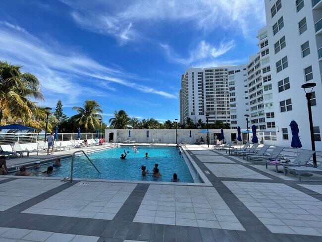 Foto del edificio - 5001 Collins Ave