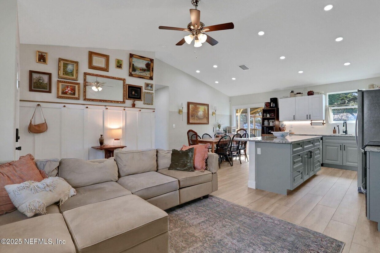 Foto principal - Beautifully renovated 3-bedroom, 2-bath ho...