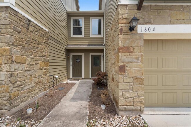 Building Photo - 1620 Bryant Dr
