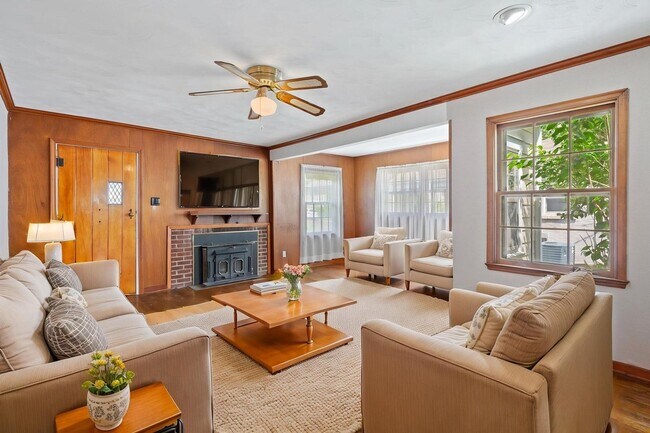 Building Photo - 5 Bed / 2 Bath Tudor Revival in Central Co...