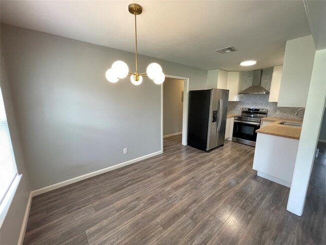 Foto del edificio - 8436 Jamestown Dr