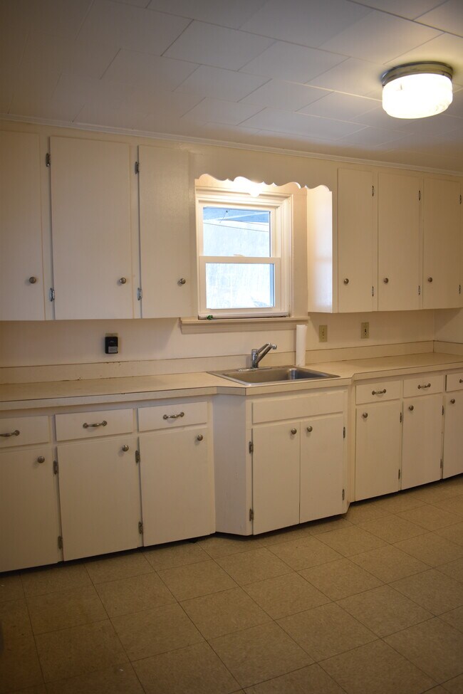 Building Photo - 64 Elm St