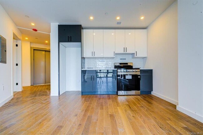 Foto del edificio - 12-20-20 Astoria Blvd