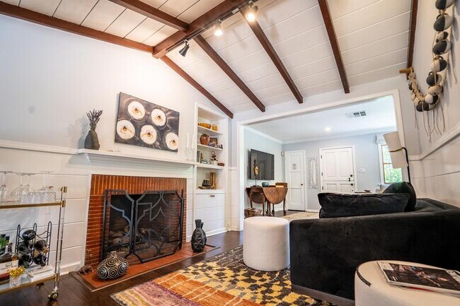 Foto del edificio - 12345 Valleyheart Dr