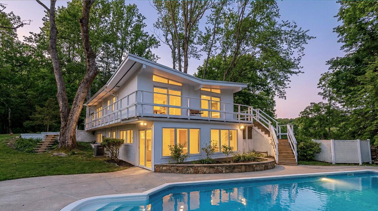 Photo - 10903 Beach Mill Rd (Great Falls, VA)