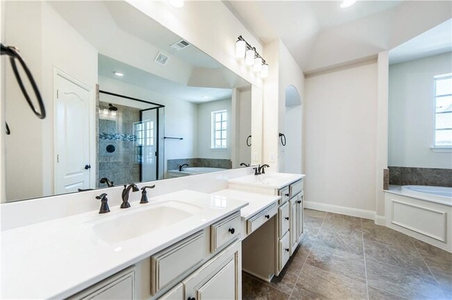 Building Photo - 555 Waterloo Dr