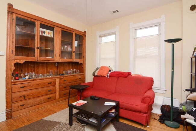 Building Photo - 2057 W Roscoe St