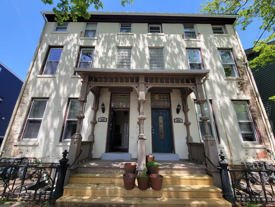 Primary Photo - 325 Saint John St