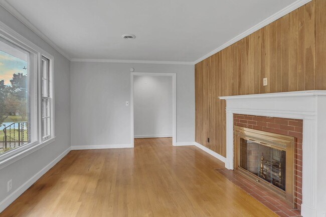 Foto del edificio - Large Donelson home with lower level apart...