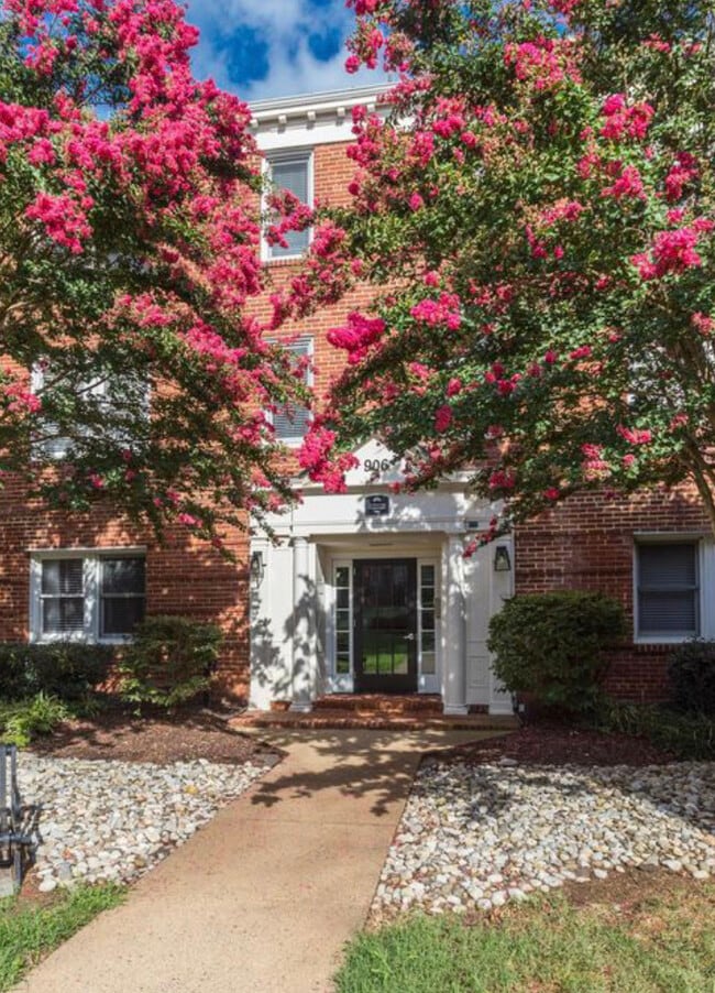 Building is well landscaped - 906 S Washington St