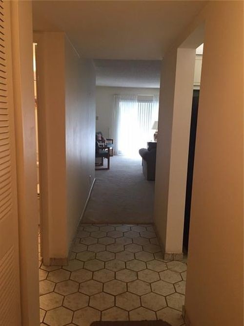 Foto del edificio - 136 S Cypress Rd