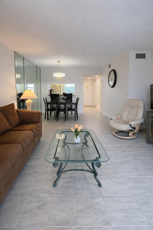 Foto del edificio - 7118 Golf Colony Ct