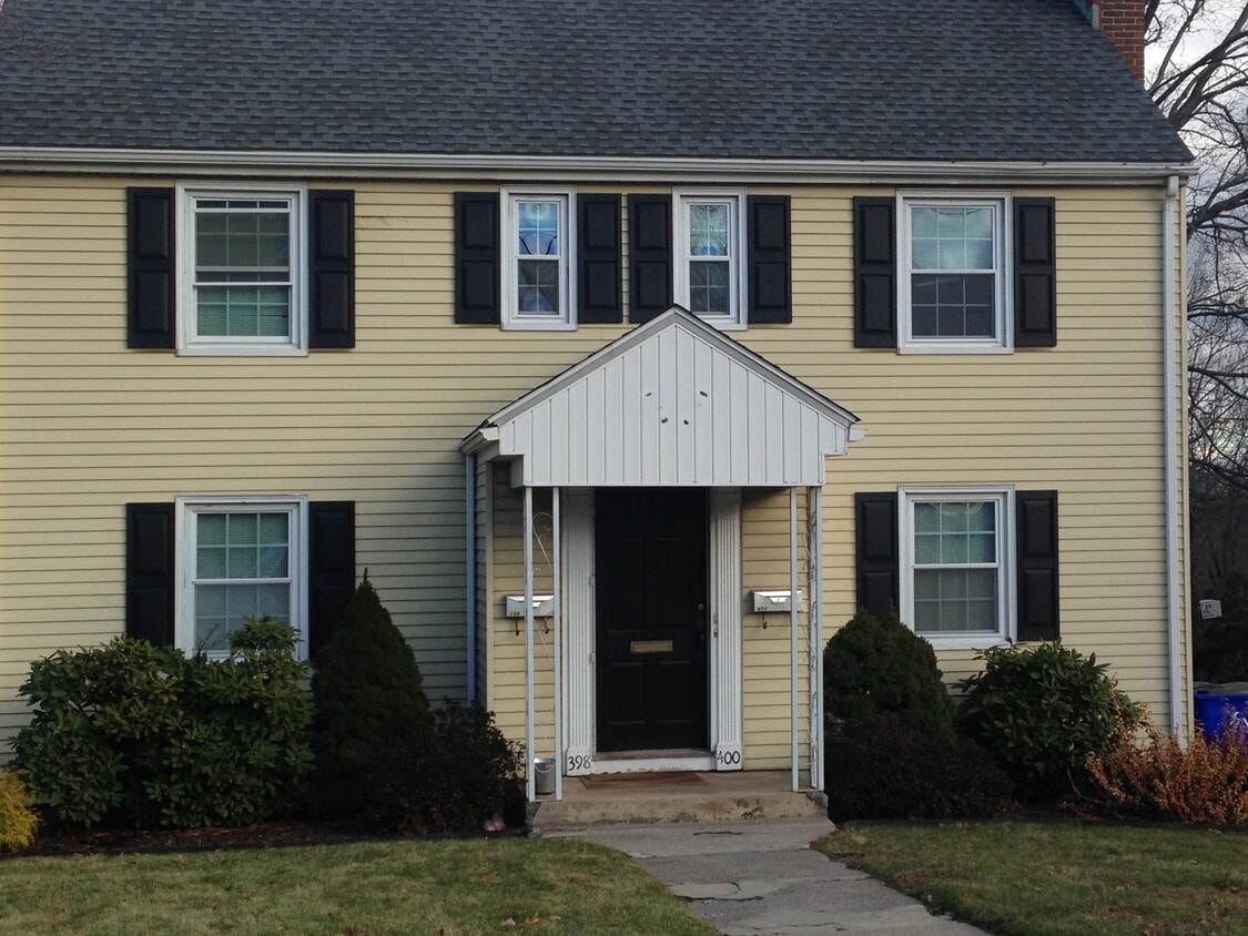 Primary Photo - 400 Quaker Ln S
