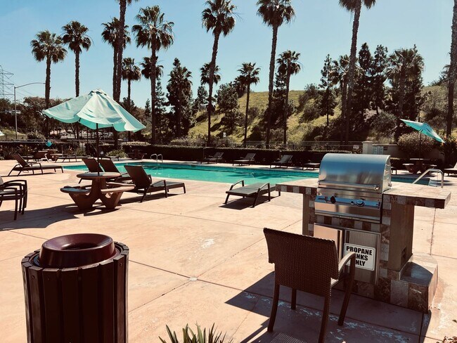 Foto del edificio - Chula Vista 3 Bedroom 2.5 bath townhome style corner unit