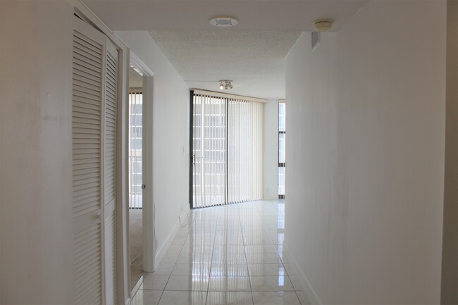 Building Photo - 1901 Brickell Ave