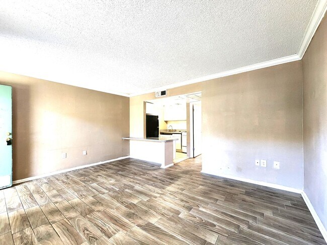 Foto del edificio - 1 BR/1 BA Condo; Ground Floor Unit; All-Ti...
