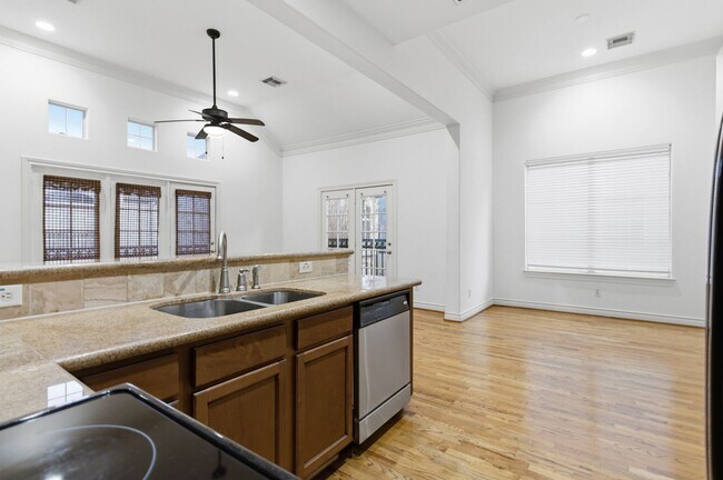 Foto del edificio - 1303 Sherwood Point Ln