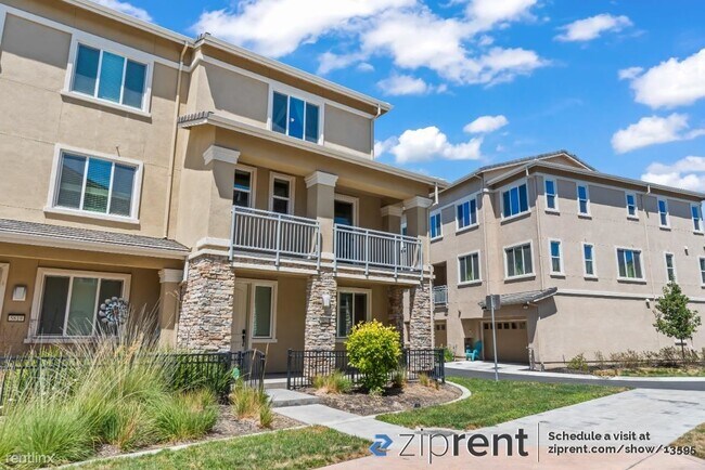 Building Photo - 4 br, 3.5 bath Townhome - 5823 Brandon Cou...