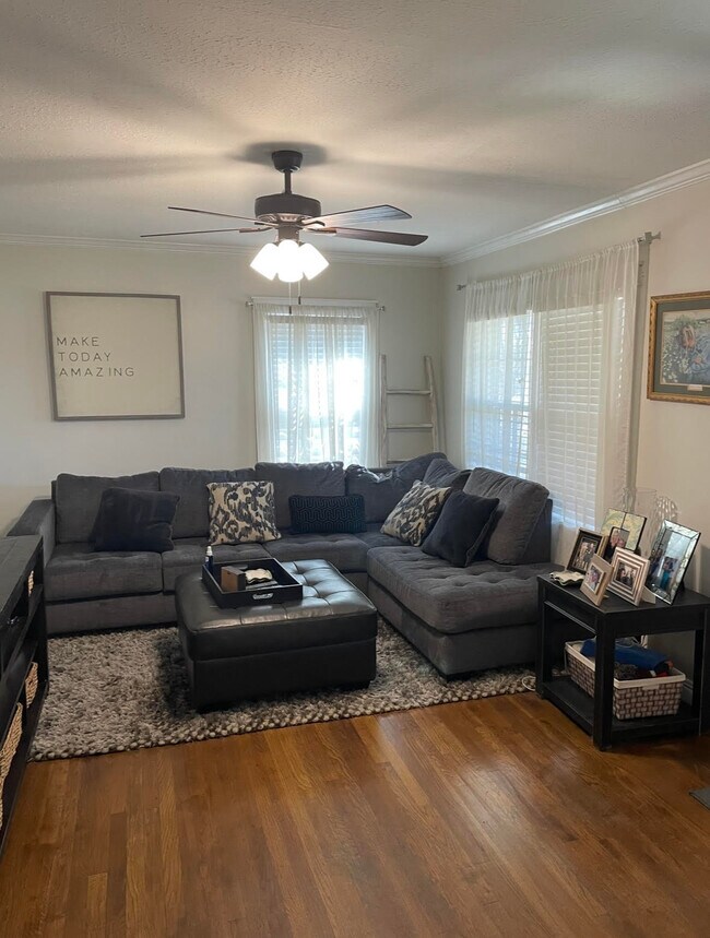 Sala de estar - 1112 Joyner Ave