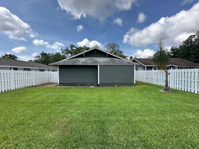 Building Photo - Beutifully Updated 2 Bedroom Home in Dixieland Community in South Lakeland