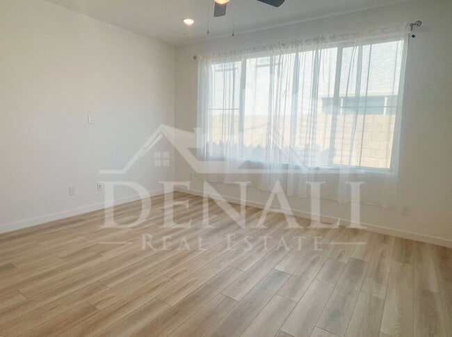 Building Photo - 1365 W Bluejay Dr